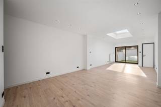 <p><span>De rustige Kanonstraat is nog maar net heraangelegd en vergroend, met parkeerplaatsen langs de straat en weinig doorgaand verkeer. De mooie gevel met hoge zwarte ramen maakt bezoekers nieuwsgierig. Qua kosten bezorgt de goede epc-score van 146 kWh/m²/jaar (B-label) gemoedsrust. Er is 14cm isolatie aanwezig in het schuine dak, plus 6cm aan de binnenkant van voor- en achtergevel. Binnen vallen de houtaccenten op, die goed passen bij de witte muren en zwarte trap. De gezellige keuken is voorzien van een rist nieuwe apparaten en een hoge spatplaat boven het werkblad. Qua bergruimte omvat het huis een kelder, afgewerkte zolderruimte en ingemaakte kasten. In de ruime living vallen de zwarte schakelaars en stopcontacten op, plus de koepel en ingebouwde LED-plafondspots. Het kamerbrede, zwarte schuifraam biedt uitzicht op het betegelde, goed georiënteerde terras onder de pergola en op het ommuurde tuindeel met kunstgras. Op de eerste verdieping werd een gloednieuwe badkamer geïnstalleerd met hangtoilet, sierradiator, afgerond acrylbad, dubbel meubel en inloopdouche (regenfunctie) met glazen wand. De master bedroom is groot genoeg voor een brede kast. De overige kamers zijn eveneens ruim bemeten. De bovenste verdieping is mooi afgewerkt en geschikt als grote bergruimte.</span></p><p><span> </span></p>