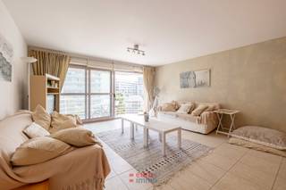 Op zoek naar ruimte, licht én een centrale ligging middenin de winkelstraat van Nieuwpoort? Dan is dit een echte voltreffer! Met een bewoonbare oppervlakte van maar liefst 114m² biedt dit appartement plaats in overvloed, en dat op een boogscheut van alle winkels, de bakker en de gezellige terrasjes.<br /><br />Eénmaal binnen valt meteen de lichtrijke living op, die uitgeeft op het ruime zuidgerichte terras van 6m². Hier kan u de hele dag door van de zon genieten, met bovendien een leuk zicht op het groene pleintje voor de deur. Een streepje groen zo centraal gelegen, dat is niet vanzelfsprekend!<br /><br />Met 3 volwaardige slaapkamers, 2 badkamers en 2 toiletten biedt dit appartement voldoende ruimte voor een gezin of voor wie regelmatig bezoek over de vloer krijgt. Ook aan het praktische werd gedacht: de aparte berging met plaats voor wasmachine en droogkast, de kelder die inbegrepen is bij het appartement, en de fietsenberging in het gebouw zelf. Wie met de wagen komt, kan bovendien een garage verwerven onder het plein voor de deur.<br /><br />Verhuizen zal u geen stress opleveren gezien het appartement volledig gemeubeld wordt aangeboden.<br /><br />Kortom: een ruim, lichtrijk en centraal gelegen appartement met alle troeven om er meteen van te genieten.<br /><br />EPC: 152.