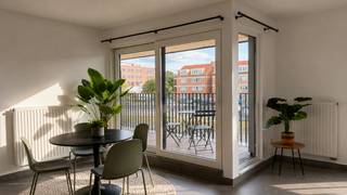 Aan de Zuidkaai bevindt zich dit nieuwbouw appartement (van 2015) met twee slaapkamers, een gezellig terras en een uitstekende ligging nabij het centrum van Gent. Een ideale opportuniteit voor eigen bewoning of als investering.<br /><br />De lichtrijke leefruimte met open keuken vormt het hart van het appartement en biedt een aangename woonbeleving. Aansluitend bevindt zich het terras, waar u in alle rust kan genieten van een zonnig moment.<br /><br />Verder beschikt het appartement over twee volwaardige slaapkamers en een moderne badkamer met douche en lavabo. Dankzij de praktische indeling wordt de beschikbare ruimte optimaal benut.<br /><br />De ligging vormt een absolute troef. Het historisch centrum van Gent, winkels, horeca, openbaar vervoer en belangrijke invalswegen bevinden zich in de onmiddellijke omgeving.<br /><br />Troeven:<br />• 2 volwaardige slaapkamers<br />• Lichtrijke leefruimte met open keuken<br />• Gezellig terras<br />• Instapklaar appartement<br />• Ondergrondse autostaanplaats<br />• Uitstekende bereikbaarheid<br />• Topligging nabij centrum Gent<br /><br />Bij het appartement hoort een ondergrondse autostaanplaats die verplicht mee aan te kopen is voor €25.000.<br /><br />Voor meer informatie of een bezoek, contacteer Thomas via 0474 26 27 58 of via info@vicusvastgoed.be.