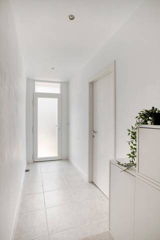 Deze charmante woning in Erpe-Mere combineert comfort en een topverhuizing. Dankzij de nabijheid van de E40 geniet u van een snelle verbinding naar Aalst, Gent en Brussel. Supermarkten, scholen en openbaar vervoer liggen op een boogscheut. Parkeren doet u comfortabel op de staanplaats voor de deur.
Bij het binnenkomen ontdekt u een lichte indeling. Aan de voorzijde bevindt zich een eerste slaapkamer, ook ideaal als hobbykamer of bergruimte. Via de gang bereikt u de recente badkamer beneden met een grote inloopdouche en dubbele spoelbak. Vlak voor de hyper-uitgeruste keuken bevindt zich een handige, open en veelzijdige ruimte.
Op de verdieping liggen de tweede en derde slaapkamer, waarvan één met ruime ingebouwde kasten. Via een vaste trap bereikt u de handige zolder. Samen met de kelder zorgt dit voor enorm veel praktische stockageruimte.
Buiten geniet u in alle privacy van het rustige, zuidoostelijk georiënteerde terras met tuin. De praktische zij-ingang naast de woning is ideaal voor fietsen en vuilnisbakken.
De woning is asbestveilig en de elektriciteit is conform. Kortom: een instapklare en strategische thuis, ideaal voor starters en gezinnen!
Meer info of een bezoek? Stuur gerust een mail via Louis@immoaccenta.be.