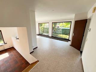 Op zoek naar een renovatieproject in omgeving Merksplas? Bekijk dan zeker deze woning in de Taxandrialaan. De moderne indeling, de aanwezigheid van een mooie tuin met terras en de ideale ligging in een rustige wijk zijn slechts enkele van de vele troeven. <br /><br />INDELING: <br /><br />Gelijkvloerse verdieping: <br /><br />- inkomhal met trap naar de slaapkamers en het eerste verdiep<br />- toilet<br />- lichtrijke woonkamer <br />- aanpalende keukenruimte met toegang tot de tuin en het terras<br />- inkomhal<br />- 2 slaapkamers<br />- doucheruimte met lavabo<br />- inpandige garage <br />- oost gerichte tuin met terras<br /><br />Eerste verdieping:<br /><br />- 2 slaapkamers<br />- badkamer met badkamermeubel, ligbad en toilet <br />- zolderruimte