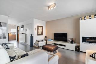 Dit <strong>instapklaar</strong> <strong>duplexappartement</strong> biedt de perfecte combinatie van comfort, moderne afwerking en een ideale ligging. Het appartement beschikt over <strong>drie</strong> <strong>ruime</strong> <strong>slaapkamers</strong>, die volop mogelijkheden bieden voor zowel gezinsbewoning als vakantie. De <strong>volledig</strong> <strong>geïnstalleerde</strong> <strong>keuken</strong> is stijlvol en praktisch ingericht, met <strong>moderne</strong> <strong>apparatuur</strong> en voldoende <strong>opbergruimte</strong>. Er zijn <strong>twee</strong> <strong>badkamers</strong>, wat zorgt voor extra comfort en privacy, ideaal voor een gezin of gasten.<br /><br />Met zijn <strong>twee</strong> <strong>terrassen</strong> geniet je de <strong>hele dag van zonlicht</strong>, waardoor het appartement een oase van rust is, zowel binnen als buiten. De duplexopzet biedt een <strong>speelse</strong> en <strong>luchtige</strong> <strong>indeling</strong>, wat het gevoel van ruimte vergroot. De grote raampartijen zorgen voor <strong>veel</strong> <strong>natuurlijk</strong> <strong>licht</strong>, wat de woning nog warmer en uitnodigender maakt.<br />Het appartement heeft een <strong>gunstige</strong> <strong>EPC</strong>-<strong>score</strong> en voldoet aan de vereisten van <strong>conforme</strong> <strong>elektriciteit</strong>, wat zorgt voor zowel energie-efficiëntie als veiligheid. Extra opbergruimte is te vinden in de <strong>privatieve</strong> <strong>berging</strong> op de -I, en met een <strong>woonoppervlakte</strong> van <strong>138</strong> <strong>vierkante</strong> <strong>meter</strong> is er meer dan genoeg ruimte om je eigen stijl in te brengen.<br /><br />De <strong>ligging</strong> van dit appartement is <strong>uitstekend</strong>. Het is op <strong>wandelafstand</strong> van het <strong>strand</strong>, de <strong>winkels</strong> en het <strong>station</strong>, waardoor je zowel van de rust als de gezelligheid van de omgeving kunt genieten. Dit recente gebouw is bovendien bereikbaar met de <strong>lift</strong>, wat het ideaal maakt voor zowel jonge gezinnen als mensen die op zoek zijn naar comfort op lange termijn.<br />Of je nu op zoek bent naar een <strong>permanente woning, een tweede verblijf of een aantrekkelijke investering</strong>, dit appartement biedt alles wat je nodig hebt. Het is een zeldzame kans om te wonen in een moderne en goed geprijsde eigendom in een toplocatie.