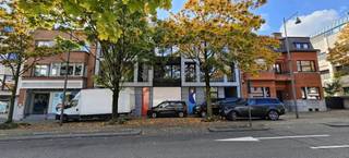<p>Guffenslaan – Hasselt</p><p>Zeer praktische, ondergrondse autostaanplaats te koop, gelegen op de kleine ring van Hasselt. (Meer info via www.immoland.info)</p><p>- Deze staanplaats is ideaal gelegen, pal tegenover het nieuwe stadhuis, schuin tegenover het HasHotel.</p><p>- Via de hoofdingang van het gebouw, kan men zich via de lift, naar de ondergrondse garage begeven.</p><p>- De toegang tot de garage, is gelegen in de Welvaartstraat, waardoor deze gemakkelijk bereikbaar is van zowel de Luikersteenweg, de Sint-Truidersteenweg en natuurlijk de kleine ring zelf.</p><p>- Bij deze autostaanplaats is het steeds gemakkelijk instappen, langs de 4 portieren, ook al staan er andere wagens langs je geparkeerd.</p><p>- Ben je op zoek naar een praktische parkeerplaats in het centrum van Hasselt, aarzel dan niet om ons te contacteren op het nummer 011-603040 of 0486-603040</p>