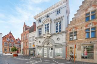 Op een absolute top-commerciële ligging in het historisch centrum van Brugge verbergt zich een pand met een uniek verhaal, een pand dat tot de verbeelding spreekt.<br /><br />Deze uitzonderlijke eigendom ademt geschiedenis en biedt de ongelooflijke opportuniteit tot het uitbouwen van een commerciële activiteit. Wie hier onderneemt en/of woont, wordt deel van dat verhaal.<br /><br />Concreet omvat deze eigendom:<br />- Beschermd monument met handelsruimte, gelegen op een top-commerciële locatie in het centrum van Brugge.<br />- 111m² aan commerciële ruimte: ideaal voor een winkel, horecazaak of praktijk!<br />- De commerciële ruimte geniet van een EPC-label B!<br />- 295 m² aan woonruimte: riant en veelzijdig!<br /><br />Deze combinatie van commercieel potentieel en sfeervolle, ruime woonruimtes, verpakt in authentiek Brugs erfgoed, maakt dit pand een uitgelezen investering met karakter.<br /><br />Heeft u interesse?<br />Neem contact op voor meer informatie en de mogelijkheid tot een persoonlijk bezoek.<br /><br />📞 0477 46 53 11<br />📩 katrien@waeyler.be