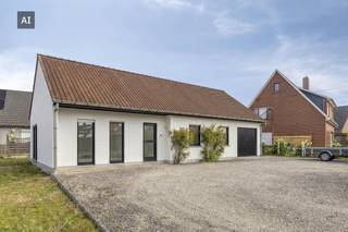 Alleenstaande gelijkvloerse woning met aangename tuin te koop in Desselgem. De woning bevindt zich op een mooi perceel van ca. 621m² en biedt een praktische indeling. Ze beschikt over twee slaapkamers, een ruime en verzorgde tuin, en een garage met automatische poort. Vooraan de woning is bovendien een oprit aanwezig met extra parkeergelegenheid. Het huis geniet een gunstige ligging nabij scholen, winkels en openbaar vervoer.<br /><br />INDELING<br /><br />Inkomhal - gastentoilet - lichtrijke leefruimte - open ingerichte keuken- ruime wasberging - slaapkamer 1- slaapkamer 2 - badkamer - aangename tuin - garage met automatische poort - oprit vooraan met extra parkeergelegenheid<br /><br />ALGEMENE INFO<br /><br />- Dubbel glas (houten ramen)<br />- CV op mazout<br />- Stadswater<br /><br />TROEVEN<br /><br />- Ruim perceel<br />- Huis met mogelijkheden<br />- Aangename tuin<br />- Parkeermogelijkheden voor de woning<br />- Gelijkvloers<br /><br />* De geafficheerde prijs is een vanafprijs<br /><br />Interesse in dit huis te koop in Desselgem? Contacteer onze makelaar voor meer informatie of een bezoek ter plaatse via 056 605 605 of waregem@dewaele.com<br /><br /><br /><br />Bestuursmaatregelen in het maatregelenregister: nee<br /><br />Deze AI-visualisaties zijn bedoeld als inspiratie. Er werd geen rekening gehouden met technische specificaties, stedenbouwkundige voorschriften of de concrete mogelijkheden tot realisatie.