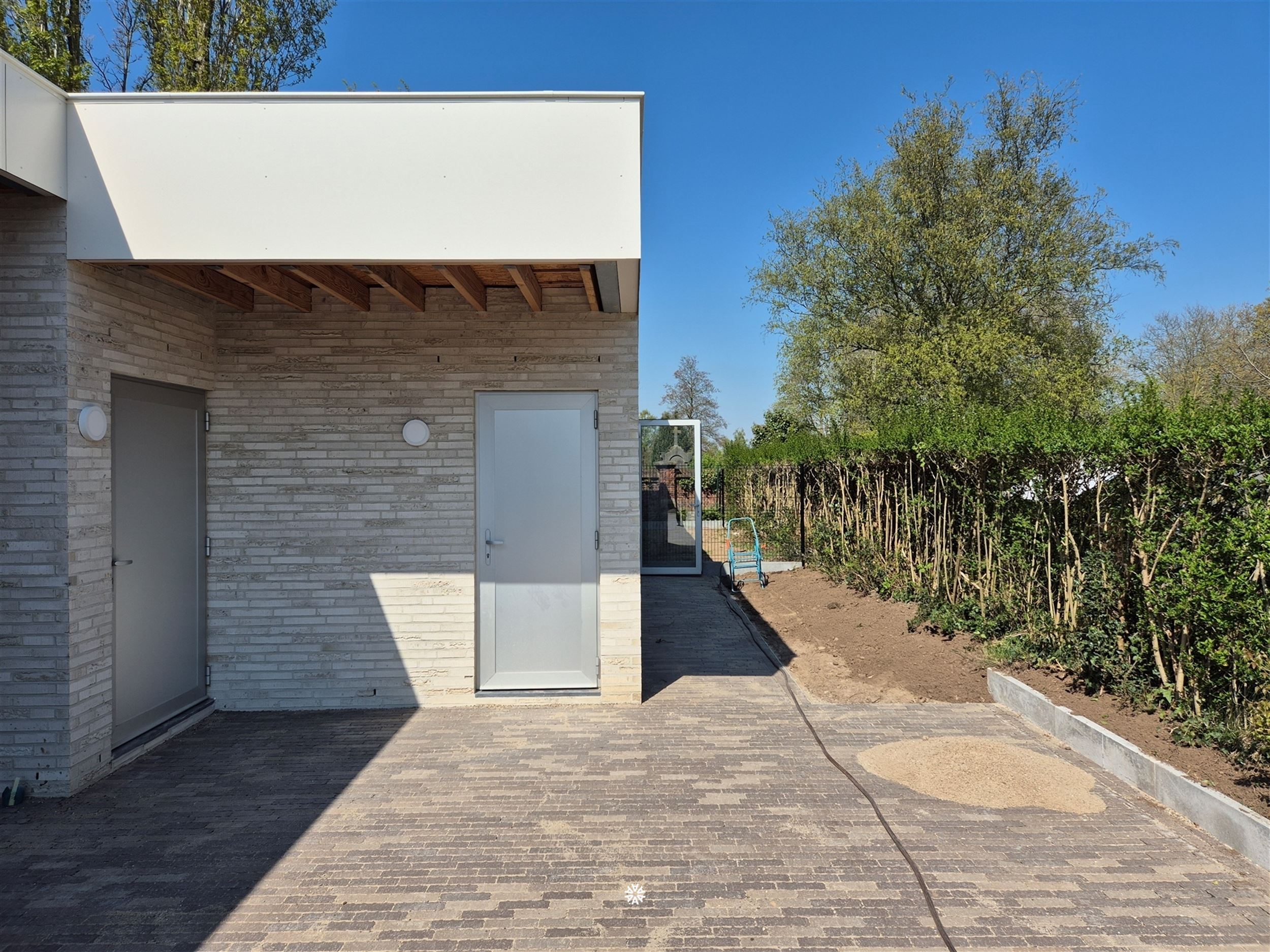 Commercial for rent in Sint-Niklaas - photo 1