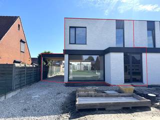 Zelfbouwers: opgelet! Een project waar je écht nog je ei in kwijt kan, want dit stulpje wordt casco verkocht. Met andere woorden: de inrichting is volledig up to you. Het zware werk is al gebeurd, dus jij kan meteen aan de afwerking beginnen.<br /><br />Naar smaak, maar vooral ook naar budget. Een keuken van 5000 EUR om effe mee te starten? Prima! Of liever all the way gaan, en eindelijk die droomkeuken van je moodboard op Pinterest laten plaatsen, met alles erop en eraan? Top!<br /><br />De woning wordt in zijn huidige staat verkocht, dus je kan meteen aan de slag. En vergis je niet: het is géén dertien-in-een-dozijn-woning. Check die hoge plafonds, de grote ramen, de fantastische blokdeuren en de speelse indeling.<br /><br />Liever een plan op maat, en graag (deels) laten afwerken? Ook dat kan. We gaan dan graag met jou rond tafel om te kijken wat voor jou mogelijk is. <br /><br />Graag wat meer info? We bezorgen je met plezier de plannen, of nog beter: we doen graag met jou een rondje in het huis om je te doen voelen hoe je toekomstige (t)huis er kan uitzien. <br /><br />Of we springen ’n keer binnen bij de buren. Niet enkel omdat het toevallig ook hele fijne mensen zijn, maar vooral ook omdat deze identieke woning al volledig werd afgewerkt.<br /><br />En dan heb je nog de straat: een heerlijk doodlopende stukje waar het rustig is. Altijd. Een (t)huis kan je aanpassen naar smaak, maar de locatie niet. En da’s dus misschien wel de grootste troef van deze gezellige woning.<br /><br />Dit is massieve houtbouw CLT, dus extreem duurzaam.<br />Verkoop onder 21% BTW.