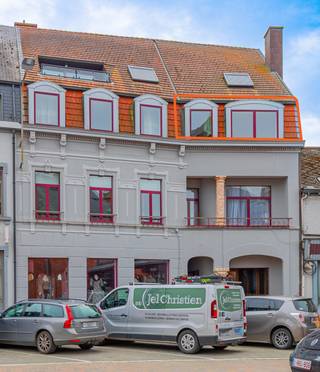 HERZELE – Starters -opbrengsteigendom, pal in het centrum.Gelegen in een kleinschalige residentie, op het tweede verdiep (toegankelijk via lift) met...