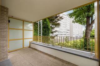 <p><span>Zoek je een appartement met ruimte, licht en groen in de stad? Dan is dit nieuwbouwappartement precies wat je nodig hebt. Met een bewoonbare oppervlakte van ca 95m², twee slaapkamers, hoge plafonds, overvloedig natuurlijk licht en een terras van 8m² vind je hier alles wat doorgaans moeilijk te combineren is. Nóg troeven: mogelijkheid om aan te kopen onder 6% btw,- (mits voldaan aan voorwaarden).</span></p><p><span> </span></p><p><span>Hoogwaardige afwerking</span><span><br />Reeds bij het binnenkomen merk je dat er veel aandacht is besteed aan afwerking en detail. De inkomhal leidt je naar het volledige appartement, waar een doorlopende houten parketvloer voor een warme en stijlvolle uitstraling zorgt. De open keuken is voorzien van kwalitatieve toestellen van Whirlpool, een inductiekookplaat en een elegant werkblad. Ze sluit aan op een lichtrijke woonkamer met grote ramen en moderne accenten, zoals zwarte inbouwspots. Het schuifraam opent naar het terras, waardoor binnen- en buitenleven moeiteloos in elkaar overvloeien.</span></p><p><span> </span></p><p><span>Twee slaapkamers en luxueuze badkamer</span></p><p><span>Via de nachthal bereik je de twee slaapkamers, elk met dezelfde parketvloer, aluminium ramen met hoogrendementsglas en ingebouwde ventilatie.<br />De badkamer straalt luxe uit met een inloopdouche voorzien van regenkop, dubbele wastafel, grote spiegel en terrazzo vloer- en wandtegels in steenlook. Daarnaast is er nog een aparte berging en een apart toilet aanwezig.</span></p><p><span> </span></p><p><span>Energiezuinig en modern</span><span><br />Dit nieuwbouwappartement is volledig afgewerkt en onmiddellijk beschikbaar. Met 6 zonnepanelen (2640 Wp) en hoogrendementsglas woon je hier toekomstgericht én energiezuinig.</span></p><p><span> </span></p><p><span>Rivierenhof om de hoek</span><span><br />Je woont hier ideaal, overal dichtbij en toch heerlijk rustig en groen. Het prachtige Rivierenhof, het grootste park van de stad, ligt op amper een paar minuten wandelen. Binnen een straal van nog geen 500 meter zijn liefst vier supermarkten. Ook heel wat buurtwinkels zijn vlakbij. Met de fiets, de bus of de tram sta je snel in de stad, met de auto sta je zo op de autostrade. Door de vernieuwing van de Wouter Haecklaan bevindt je je in het groen. </span></p><p><span><br />Ondergrondse autostaanplaats optioneel aan te kopen voor €28.200</span></p><p><span> </span></p><p><span> </span></p>