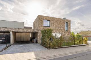Deze RECENTE, INSTAPKLARE woning (bouwjaar in 2017) is gelegen te Pittem met name in de Kapelleweg 20 op een perceel grond van 254m² en met een bewoonbare oppervlakte van 136,78 m². Deze eigendom geniet een uiterst centrale ligging vlakbij, openbaar vervoer, bakker, slager, winkels, scholen, enz...<br /><br />PLUSPUNTEN:<br />* RECENTE WONING, BOUWJAAR 2017<br />* RUSTIGE, KINDVRIENDELIJKE LIGGING<br />* ZEER GUNSTIG EPC LABEL B<br />* ELKE RUIMTE VOORZIEN VAN AIRCO <br /><br />INTERIEUR:<br />Via de inkomhal komt u binnen in de woning, met aansluitend een gastentoilet. Vervolgens is de lichtrijke leefruimte met eetplaats, die naadloos aansluit op de volledig geïnstalleerde open keuken. Vanuit de keuken is er toegang tot de praktische berging, alsook een bureauruimte.<br /><br />Op de eerste verdieping bevinden zich 3 comfortabele slaapkamers en een ruime badkamer, uitgerust met een dubbele wastafel, inloopdouche en toilet.<br /><br />EXTERIEUR:<br />De woning beschikt over een aangename en rustig gelegen tuin. Daarnaast is er een praktische carport, zodat u uw wagen steeds overdekt kunt parkeren. De aanwezigheid van een buitenberging zorgt voor extra bergruimte en biedt plaats voor onder meer tuinmateriaal.<br /><br />Een verzorgde en instapklare woning met een rustige ligging, een gunstig EPC-label B en alle nodige voorzieningen.