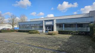 <p><span>Multifunctioneel Bedrijfsgebouw (980 m²) te Aarschot Ideaal voor KMOs</span></p><p><span><br />Dit uitstekend onderhouden bedrijfsgebouw in Aarschot biedt een combinatie van magazijnruimte en kantoorvoorzieningen. Het pand is volledig instapklaar en vormt de ideale uitvalsbasis voor KMOs.</span></p><p><span> </span></p><p><span>Kenmerken:</span></p><p><span><br /></span><span>Magazijn 700 m² </span><span>3.500,00 EUR / maand (afzonderlijk te huur) </span></p><p><span> </span></p><ul><li><span>Ruime loods met twee sectionale poorten (4 m hoog) </span></li><li><span>Uitstekend geschikt voor opslag, distributie of lichte productie</span></li><li><span>2 brandslanghaspels</span></li></ul><p><span> </span></p><p><span>Kantoren 280 m² </span><span>1.750,00 EUR / maand (afzonderlijk te huur) </span></p><p><span> </span></p><ul><li><span>Comfortabele, lichtrijke burelen</span></li><li><span>Klaar voor onmiddellijke ingebruikname</span></li></ul><p><span> </span></p><p><span>Buitenruimte</span></p><p><span> </span></p><ul><li><span>Verhard terrein met uitgebreide parkeermogelijkheden</span></li><li><span>Voldoende manoeuvreerruimte voor bestelwagens en vrachtwagens</span></li></ul><p><span> </span></p><p><span>Dit veelzijdige bedrijfsgebouw is de ideale oplossing voor ondernemingen die een combinatie van hoogwaardige opslagruimte en professionele kantoorinfrastructuur nodig hebben.</span></p><p><span> </span></p><p><span>Loods en kantoor kunnen apart gehuurd worden voor 3.500,00 EUR per maand en 1.750,00 EUR per maand respectievelijk.</span></p><p><span> </span></p><p><span> </span></p><p><span> </span></p>