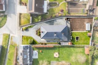 Degelijke bungalow in het charmante Okegem, ideaal gelegen op slechts 500 meter wandelafstand van het station met een rechtstreekse verbinding...