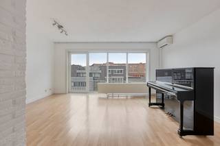 Dit gezellige penthouse is ideaal gelegen vlakbij het hart van Hasselt en op wandelafstand van het station. Gelegen in een kleinschalig appartementsgebouw met slechts 3 eenheden, geniet u hier van rust, privacy en lage gemeenschappelijke kosten (slechts €60/maand). Bovendien is er een lift aanwezig in het gebouw. Ook de oprit van de autosnelweg is vlot bereikbaar.Het appartement wordt gekenmerkt door een aangename lichtinval en beschikt over een ruime woonkamer. Oorspronkelijk ingedeeld met twee slaapkamers, werd de keuken verplaatst naar één van de slaapkamers. De aansluitingen in de woonkamer zijn echter nog aanwezig, waardoor het eenvoudig is om de oorspronkelijke indeling met twee volwaardige slaapkamers te herstellen.Aan de voorzijde bevindt zich een balkonterras met zuidwestoriëntatie, waar u kan genieten van de namiddag- en avondzon. Aan de achterzijde is er een klein balkon met noordoostoriëntatie en open zicht. Verder beschikt het penthouse over een privatieve kelderberging van ca. 7 m².In 2002 werden reeds verschillende renovaties uitgevoerd, waaronder de vernieuwing van de keuken, badkamer, elektriciteit, verwarmingsketel, airco en inkomdeur. Het gebouw dateert van 1972. Hoewel het appartement terug wat opfrissing kan gebruiken, biedt het dankzij zijn indeling, ligging en potentieel een interessante opportuniteit. Kortom: de ideale locatie als uitvalsbasis voor zowel eigen bewoning als investering.De eigendom wordt aangeboden via de Pre-sale formule. Op 29/04/2026 tussen 16:00 en 18:00 kan u de woning op afspraak komen bezichtigen en een bod uitbrengen. De vermelde prijs is een instelprijs. Voor meer info, gelieve contact op te nemen met de dossierverantwoordelijke.Bestuursmaatregelen in het maatregelenregister: nee