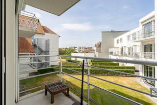 Tot rust komen in een Residentie met zicht op binnentuinen. Deze zeer ruime studio biedt u dit allemaal aan en dit in de nabijheid van de zeedijk...