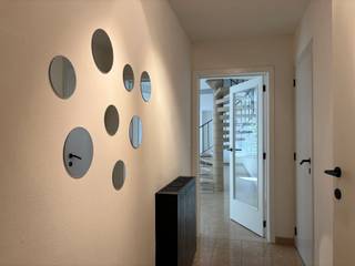 <p>Dit volledig gerenoveerde appartement is gelegen in het centrum van Vosselaar, in een rustige doodlopende straat. Dankzij de centrale ligging geniet u van alle voorzieningen op wandelafstand, terwijl u toch in alle rust kunt wonen.<span></span></p>
<p>Bij het betreden van het appartement komt u in de inkomhal, waar zich een apart gastentoilet en een praktische berging bevinden met aansluitingen voor een wasmachine en droogkast.</p>
<p>Verder bereikt u de lichtrijke woonkamer, die aansluit op de volledig uitgeruste keuken. De keuken is voorzien van een koelkast, oven, vaatwasser en kookplaat. Aansluitend bevindt zich nog een extra berging,.</p>
<p>Op de bovenverdieping vindt u drie ruime slaapkamers en een badkamer. Daarnaast beschikt het appartement over een zolder, die gebruikt kan worden als extra opbergruimte.<br /><br />Bijzonderheden:<br />- EPC: B-label<br />- Beschikbaarheid: onmiddellijk</p>