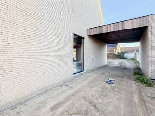 Mogelijkheid tot aankoop à 6% BTW!STIJLVOLLE OPEN BEBOUWING (BEN-WONING) met ideale ligging tussen het CENTRUM VAN GAVERE EN DE N60. De eigendom is...