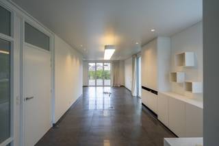 Cet immeuble de bureaux moderne situé à Gullegem, d'une superficie totale de 257 m² répartis sur deux étages, offre une opportunité intéressante...