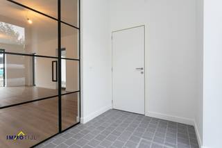 Energiezuinige nieuwbouwwoning op toplocatie in BuggenhoutDeze woning werd volledig heropgebouwd en opgedeeld in twee aparte, moderne wooneenheden...