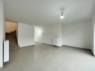 Ruim en nieuw duplex-appartement in de Dorpsstraat te Knokke - Westkapelle. Er zijn drie slaapkamers en een groot zonneterras. Een mooie...