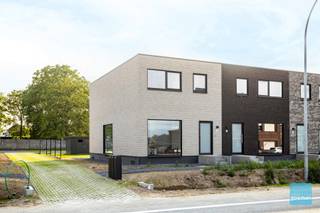 <p><strong>Te koop: Energiezuinige nieuwbouwwoning in Wichelen</strong></p>
<p>Deze stijlvolle woning combineert modern comfort met duurzaamheid. Met een uitzonderlijk EPC van MIN 15, een warmtepomp en 14 zonnepanelen woont u beter dan energieneutraal. (uniek in belgië) Het gelijkvloers omvat een inkomhal, ruime leefruimte met open keuken (waarde € 20.000, exclusief toestellen) voorzien van zwarte Miele-toestellen, een berging en een apart toilet. Op de eerste verdieping vindt u 3 slaapkamers, een bureauruimte, een berging, een badkamer met dubbele lavabo, ligbad en inloopdouche, en een tweede apart toilet.<br /><br />Ideaal gelegen in een rustige buurt nabij alle voorzieningen.<br />Graag verdere informatie? Contacteer ons op 052 52 80 30 of mail naar info@goemanvastgoed.be !</p>