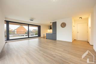 Prachtig appartement in het centrum van Zoersel. Het appartement is gelegen op de 1ste verdieping in een verzorgd gebouw met lift. We betreden...