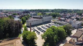 <p><span>Te renoveren woning met 3 slaapkamers, ingerichte zolder, 2 garages en tuin in Diest</span></p><p><span>Op een centrale locatie binnen de ring van Diest (aan de Ferdinand Allenstraat 28A) vinden we deze ruime woning met verschillende mogelijkheden. Het pand vraagt renovatie, maar biedt door zijn indeling, oppervlaktes en extra garages een goede basis voor wie een woning naar eigen smaak wil aanpakken.</span></p><p><span>De woning beschikt over een leefruimte, keuken met eetplaats, 3 slaapkamers, een badkamer en een ingerichte zolder. De indeling is praktisch en biedt mogelijkheden voor een gezin, maar ook voor wie extra ruimte zoekt voor bureau, hobby of opslag.</span></p><p><span>Op het gelijkvloers bevinden zich 2 garages, wat een duidelijke troef is voor parkeren, fietsen, stockage of werkmateriaal. Achteraan is er een terras en tuin met zuidoostelijke oriëntatie. De tuin is bovendien ook toegankelijk via de achterliggende weg (Oude Tramweg), wat zeer handig is voor de fietsen.</span></p><p><span>De ligging is bijzonder goed. De woning bevindt zich quasi in het centrum van Diest, met winkels, scholen, openbaar vervoer en andere voorzieningen in de directe omgeving. Ook de omliggende gemeenten en verbindingswegen zijn vlot bereikbaar. Het station en het nieuwe ziekenhuis bevinden zich op 2 min. wandelen.</span></p><p><span>Dit pand is vooral interessant voor kopers die op zoek zijn naar een woning met ruimte, garages en renovatiemogelijkheden op een uitstekende locatie in Diest.</span></p><p><span>Troeven van deze woning:</span><span><br />· Te renoveren woning met potentieel<br />· 3 slaapkamers<br />· Ingerichte zolder<br />· 2 garages op het gelijkvloers<br />· Terras en tuin met zuidoostelijke oriëntatie en met toegang via de Oude Tramweg<br />· Praktische ligging nabij het centrum van Diest<br />· Winkels, scholen, nieuwe ziekenhuis en openbaar vervoer in de directe omgeving</span></p><p><span>EPC-label is E. De renovatieplicht is van toepassing. U dient binnen 6 jaar EPC D te behalen.</span></p><p><span>Een ruime woning met garages en mogelijkheden op een centrale locatie in Diest.</span></p><p><span>Kom zeker een kijkje nemen en ontdek wat deze woning te bieden heeft.<br />Bel Immo Diest: 013 31 25 22.</span></p><p><span> </span></p><p><span>Bron m²: zie EPC.</span></p>
