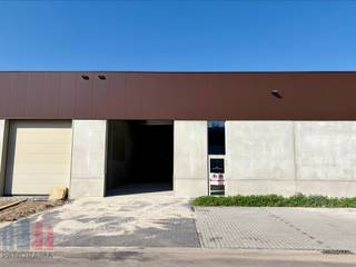 Nieuwbouw <strong>KMO-unit</strong> van <strong>240 m²</strong> te huur op de nieuwe bedrijvenzone <strong>“STADSBEEMD”</strong> in Lummen. De site biedt een moderne en professionele werkomgeving met een verzorgde aanleg, ruime parkeermogelijkheden en voldoende manoeuvreerruimte.<br /><br />Dankzij de strategische ligging nabij de Staatsbaan geniet deze unit van een uitstekende bereikbaarheid met een snelle verbinding naar de <strong>E314</strong> en het Klaverblad van Lummen. Hierdoor is dit de ideale locatie voor ondernemingen actief in opslag, logistiek, productie of ambachtelijke activiteiten.<br /><br />De kwalitatieve magazijnruimte (brandklasse C) beschikt over een<strong> vrije hoogte van 6 meter</strong> en is toegankelijk via een <strong>automatische sectionale poort</strong> van 4,5 m hoog x 4 m breed, aangevuld met een aparte toegangsdeur. De ruimte is volledig geïsoleerd en afgewerkt met een duurzame <strong>polybetonvloer</strong> met een draagkracht van <strong>1 ton/m²</strong>. Daarnaast is de unit uitgerust met een <strong>lichtstraat met rookluik</strong>, vloerverwarming, eigen tellers en wachtbuizen voor toekomstige aansluitingen.<br /><br />De unit beschikt over <strong>2 privatieve parkeerplaatsen </strong>en biedt de mogelijkheid om een tussenvloer te plaatsen. Onmiddellijk beschikbaar!<br /><br />Contacteer <strong>PANORAMA B2B</strong> voor bijkomende inlichtingen, plannen of een vrijblijvend plaatsbezoek op <strong>0474 17 17 15</strong>.