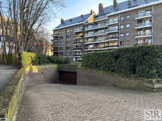 Ondergrondse autostaanplaats te huur op de Bleekstraat 13, gelegen aan de Mechelse binnenring<br />Deze makkelijk toegankelijke autostaanplaats bevindt zich op een toplocatie aan de Mechelse binnenring. U bereikt het centrum van Mechelen in een paar minuten en geniet van een vlotte aansluiting op de tangent en aan de ringwegen.<br /><br />Bij aanvang van de huur ontvangt u een afstandsbediening en badge voor de automatische garagepoort. <br />De autostaanplaats is onmiddellijk beschikbaar.<br /><br />Huurprijs: €95,-/maand.<br /><br />Contacteer ons voor meer info via mail info@immosir.be of telefonisch 015/65 50 05.