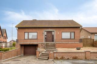 Cette maison de plain-pied soigneusement entretenue offre une combinaison unique d’espace, de luminosité et de potentiel dans un environnement...