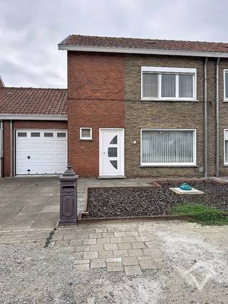 Deze woning is gelegen op een grondoppervlakte van 567 m² en bestaat uit: inkomhal - toilet - living - grote keuken - kelder - veranda - zeer ruime en diepe garage - wasplaats - berging - terras - tuin - tuinhuis - nachthal - 3 slaapkamers - badkamer - zolder. <br /><br />Deze woning is centraal gelegen te Kortemark en heeft vele mogelijkheden.