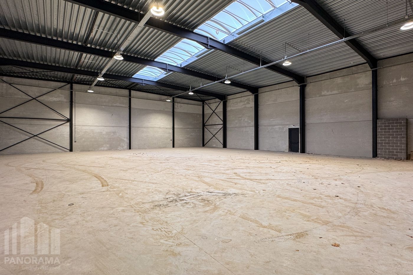 BEDRIJFSGEBOUW 1.722 m² OP EIGEN PERCEEL TE HUUR IN LIER - foto 4