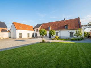 Bois-de-Lessines, dans une rue et un environnement campagnard et calme, une très grande et belle propriété riche en histoire proposant de...