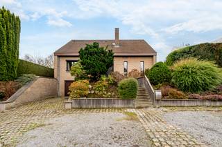 We Invest Waterloo stelt u deze villa uit 1985 voor, gelegen in een rustige wijk van Waterloo, vlakbij het centrum.De woning heeft een totale...