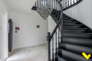 <p>Deze luxewoning ligt op een perceel van 1.114 m² en telt 5 slaapkamers waarvan 1 op de gelijkvloerse verdieping<br />De woning werd onlangs nog voorzien van een nieuw dak, mooie travertijn en marmeren vloeren en 2 nieuwe badkamers.<br />We betreden de woning via de grote inkomhal met statige trap.<br />Op het gelijkvloerse is er een prachtige badkamer, 1 slaapkamer, een grote leefruimte met sfeerhaard die aansluit op de eetplaats en open keuken met kookeiland.<br />Verder hebben we nog een bergplaats en een inpandige garage.<br /><br />Op het verdiep tellen we 4 ruime slaapkamers en een badkamer.<br />Verder hebben we een groot buitenzwembad, een pool house en natuurlijk een grote tuin met onder andere verschillende fruitbomen.<br />De woning wordt verwarmd met aardgas en beschikt over zonnepanelen.<br /><br />Heeft u interesse in een bezichtiging? Contacteer ons via het nummer 013 66 62 08.<br /><br />Heeft u interesse in een bezichtiging? Contacteer ons via het nummer 013 66 62 08.</p>