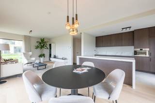 <p>Residentie Bo’rive bestaat uit moderne assistentiewoningen, voorzien van alle comfort.<span> </span><span>In uw assistentiewoning geniet u van de rust, het zicht op een groot toekomstig groen park en de openheid van het water. Stapt u de deur uit, dan hoeft u niet ver te gaan. Hier vindt u alles wat u nodig hebt op wandel- of fietsafstand.</span><br /><br /><strong>INDELING</strong><br />U betreedt de assistentiewoning via een privé inkom.<br />Een lichtrijke woonruimte met open keuken.<br />Langs 2 zijdes toegang tot de ruimte tuin met terras.<br />2 Slaapkamers waarvan één met directe toegang tot de badkamer (inloopdouche, lavabo en toilet).<br />Apart gastentoilet en praktische berging.<br /><br /><strong>BIJZONDERHEDEN<br /></strong>- Mogelijkheid aankoop van ondergrondse parking en berging<br />- Fiscaalvriendelijke investering: 12% BTW ipv 21%<br />- Syndicus: € 4,5 / dag en services: € 6,63 / dag<br /><br /><strong>POSITIEVE ASPECTEN</strong><br />- Unieke ligging: bij het water en in een groene omgeving<br />- Moderne BEN-(assistentie)woningen<br />- Comfort- en zorgdiensten op maat<br />- Vlot bereikbaar met openbaar vervoer en wagen<br />- Verschillende winkels en wekelijkse markt vlakbij<br />- Centraal gelegen tussen Antwerpen en Brussel<br /><br /></p>
