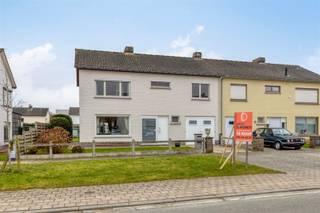 Half open bebouwing met 5 slaapkamers te Eine. INDELINGDe woning bestaat op de gelijkvloerse verdieping uit een inkomhal met gastentoilet, een...