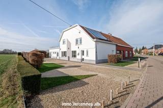 Grotendeels gemoderniseerde gezinswoning te Sint-Katelijne-Waver. Deze mooie woning werd afgelopen jaren grotendeels gemoderniseerd en...
