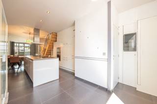 <p><strong>Ben je op zoek naar een instapklare woning in Deurne‑Noord? </strong>Deze woning past bij verschillende doelgroepen:</p><p>- Starters / jonge koppels die betaalbaar en zonder renovatiestress willen starten</p><p>- Singles / alleenstaanden die een energiezuinig, onderhoudsvriendelijk huis zoeken</p><p>- Mensen met huisdieren dankzij de afgesloten, gezellige tuin</p><p>- Investeerders die een EPC‑B woning willen met sterke verhuurmarkt. </p><p><br /></p><p><strong>De woning</strong> heeft een moderne keuken, EPC B, tuin, en een mogelijkheid tot 2e slaapkamer/bureau (zie bijgevoegd grondplan).</p><p><br /></p><p>👉 Interesse of vragen? Stuur gerust een berichtje.</p>