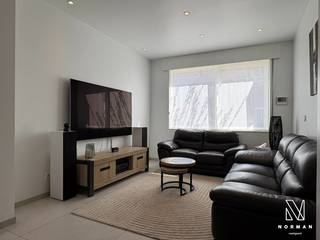 Welkom in deze werkelijk instapklare, kraaknette woning met 3 slaapkamers!<br /><br />We komen de woning binnen via een mooie hall die toegang geeft tot de zeer lichtrijke leefruimte met eetplaats. De aangrenzende op maat gemaakte keuken is praktisch ingericht en voorzien van alle toestellen. In de badkamer vinden we een mooi meubel met dubbele lavabo en een luxueuze inloopdouche. Er is een afzonderlijk toilet. <br /><br />De 1e verdieping bereiken we via een mooie houten trap. We vinden er 2 ruime slaapkamers terug. De indrukwekkende “master bedroom” bevindt zich op de 2e verdieping en is zoals de rest van de woning tot in de puntjes afwerkt.<br /><br />De onderhoudsvriendelijke tuin omvat een zonnig terras en een handige bergruimte. Onder de woning bevindt zich nog een kelder. <br /><br />Mogelijkheid tot huren garage en fietsenberging in de straat.<br /><br />+ EPC B, inclusief 12,6 m² zonnepanelen<br />+ instapklaar en tot in de puntjes afgewerkt<br />+ zeer aangename buurt<br /><br />Een bezoek inplannen? Contacteer Annelies via 0479/40.24.24 of annelies@vastgoednorman.be