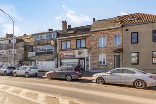 immo DAVID vous présente: espace commercial avec logement et potentiel de maison unifamiliale<br /><br />Vous recherchez un bien permettant de combiner habitation et activité professionnelle, ou vous rêvez d'une maison unifamiliale spacieuse ? Situé à proximité de la gare d'Asse, dans un emplacement offrant une belle visibilité, ce bien présente de nombreuses possibilités.<br /><br />Son principal atout est son potentiel de transformation en maison unifamiliale, sous réserve des conditions applicables et des autorisations éventuellement nécessaires.<br /><br />Le rez-de-chaussée de 88 m² comprend un espace commercial de 28 m², idéal pour un bureau, un cabinet professionnel, un salon de coiffure ou un commerce. Vous y trouverez également un espace polyvalent de 12 m², une cuisine de 18 m² et une salle de bains à aménager selon vos envies.<br /><br />Au premier étage se trouvent un séjour de 27 m² et une chambre de 16 m². Le deuxième étage dispose d'une spacieuse pièce sous toiture de 37 m², idéale comme deuxième chambre, espace de loisirs ou studio.<br /><br />La terrasse orientée sud-ouest de 35 m² constitue un atout supplémentaire pour profiter des beaux jours.<br /><br />Les commerces, les loisirs, la gare et les axes routiers vers le centre d'Asse et Bruxelles sont facilement accessibles.<br /><br />Un bien polyvalent offrant de belles perspectives, aussi bien pour les indépendants que pour les personnes à la recherche d'une future maison unifamiliale. Une visite s'impose!