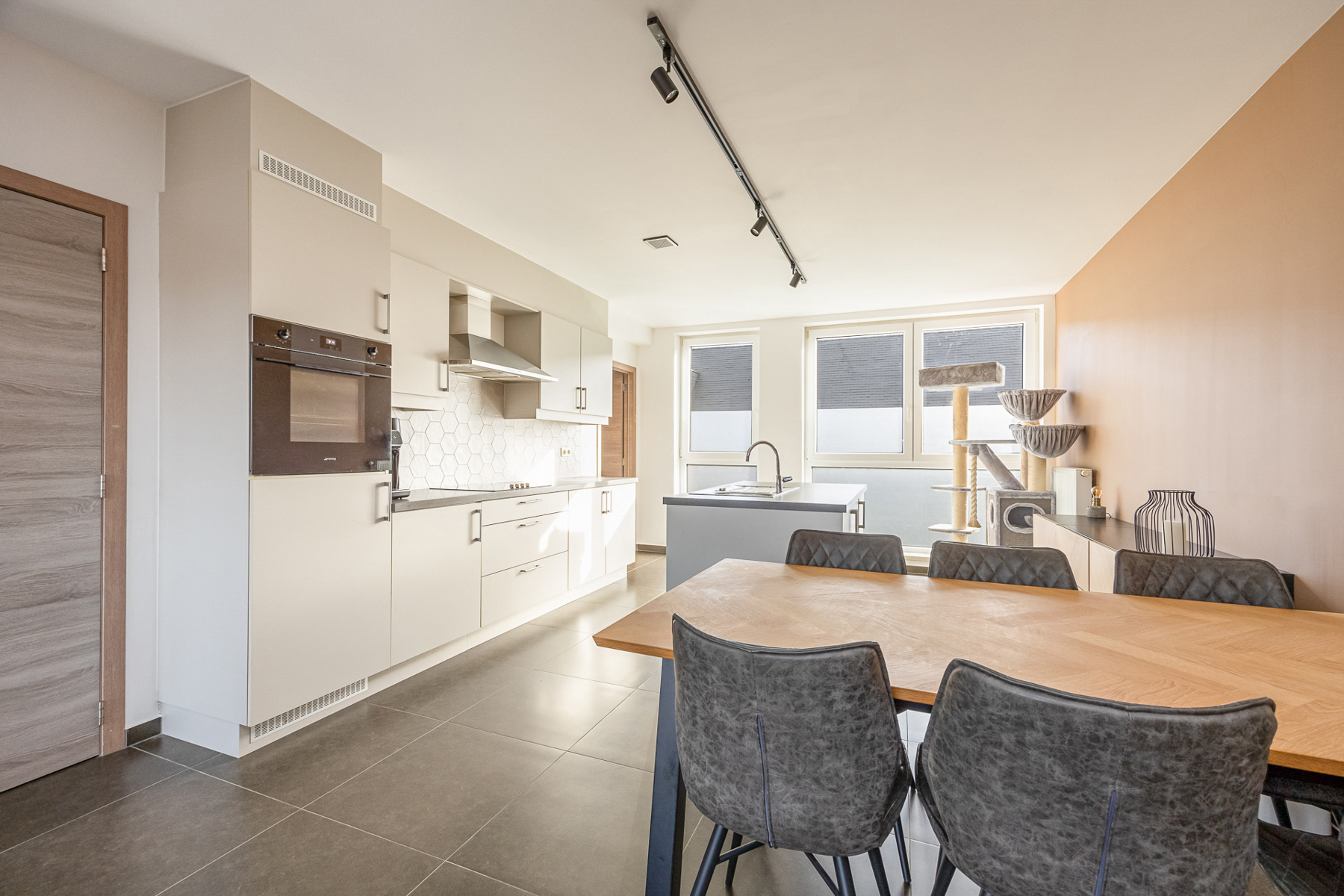 Instapklaar appartement met 2 slpk, groot terras en 2 parkeerplaatsen - foto 5