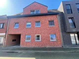 Dit verzorgd appartement op de eerste verdieping is gunstig gelegen in Sint-Lenaerts, met een vlotte verbinding naar het centrum en de omliggende invalswegen.. De indeling omvat een inkomhal met gastentoilet, een aangename leefruimte met open keuken en een praktische berging. Verder zijn er twee slaapkamers, waaronder één ruime slaapkamer en een tweede, kleinere slaapkamer die ideaal is als kinderkamer, bureau of dressing, evenals een comfortabele badkamer. Het grote terras vormt een fijne buitenruimte om in alle rust te genieten. Daarnaast beschikt het appartement over een autostaanplaats en is er een gemeenschappelijke fietsenberging aanwezig. Een praktisch en comfortabel appartement, ideaal voor wie gelijkvloers wil wonen op een goed bereikbare locatie.