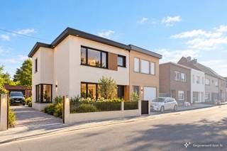 In de Veldbrugstraat 37 te Zelzate vindt u deze halfopen bebouwing met 3 ruime slaapkamers, een ruime garage en een perceeloppervlakte van maar liefst 610 m². De woning biedt heel wat mogelijkheden voor wie op zoek is naar een renovatieproject dat volledig naar eigen smaak kan worden ingericht. Met een EPC-label F is de woning renovatieplichtig, maar dankzij de aanwezige spouwmuren en de mogelijkheid om de huidige verwarming met gaskachels te vernieuwen, zijn er verschillende mogelijkheden om de energieprestaties aanzienlijk te verbeteren.<br /><br />Troeven:<br />Halfopen bebouwing op een perceel van 610 m²<br />3 ruime slaapkamers<br />Lichtrijke leefruimte met grote raampartijen<br />Ruime garage<br /><br />Indeling:<br />Via de inkomhal bereikt u de lichtrijke leefruimte, waar de grote raampartijen zorgen voor een aangename natuurlijke lichtinval. Aansluitend bevindt zich de keuken met toegang tot de praktische berging en wasplaats. Op de eerste verdieping bevinden zich 3 ruime slaapkamers en de badkamer. Daarnaast beschikt de woning over een ruime garage die extra opslagruimte of parkeergelegenheid biedt.<br /><br />De woning dient gerenoveerd te worden en beschikt momenteel over een EPC-label F. De verwarming gebeurt via individuele gaskachels en de aanwezige spouwmuren bieden mogelijk de gelegenheid om bijkomend te isoleren. Het vernieuwen van de verwarmingsinstallatie en het isoleren van de spouwmuren kunnen alvast een belangrijke verbetering van de energieprestaties opleveren.<br /><br />Belangrijke informatie: De woning wordt momenteel door de eigenaar gebruikt als wijnbrouwerij. Alle bijhorende apparatuur wordt door de eigenaar verwijderd voor het verlijden van de authentieke akte. De AI-gegenereerde afbeeldingen dienen uitsluitend ter illustratie van de mogelijkheden na renovatie en geven niet de huidige werkelijke toestand van de woning weer.<br /><br />Interesse? Wij organiseren een bezoekdag op 07/11/2026 van 14h-16h.<br />Bel 0470/89.18.34 of mail dario@immomamo.be