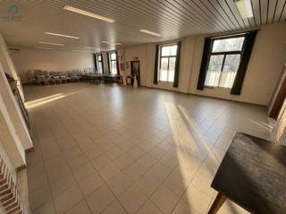 <p><span>Te koop: Multifunctioneel gebouw voor culturele, recreatieve of sportieve activiteiten in Sint-Maria-Lierde (deelgemeente van Lierde)</span></p><p><span>Bent u op zoek naar een </span><span>ruime en veelzijdige locatie voor activiteiten, evenementen of verenigingen</span><span>? In een rustige zijstraat van Sint-Maria-Lierde bevindt zich deze </span><span>karaktervolle parochiezaal met tal van mogelijkheden</span><span>.</span></p><p><span>Deze eigendom beschikt over een </span><span>multifunctionele zaal van ca. 230 m²</span><span>, ideaal voor culturele, recreatieve of sportieve activiteiten. Daarnaast is er een </span><span>zolderruimte van ca. 120 m²</span><span> die verder kan worden ingericht, wat extra potentieel biedt voor uitbreiding of bijkomende functies.</span></p><p><span>Het gebouw is praktisch ingericht en omvat onder meer:</span></p><ul><li><span>3 damestoiletten en 3 herentoiletten</span></li><li><span>Ruime ingerichte keuken</span></li><li><span>Gezellige bar</span></li><li><span>Berging en vestiaire</span></li><li><span>Multifunctionele ruimtes</span><span> geschikt voor diverse activiteiten</span></li></ul><p><span>Dankzij de </span><span>rustige ligging</span><span> en de </span><span>ruime indeling</span><span> is dit pand bijzonder geschikt voor </span><span>verenigingen, evenementen, workshops, culturele initiatieven of sportactiviteiten</span><span>.</span></p><p><span>Technische info:</span></p><ul><li><span>Centrale verwarming op mazout</span></li><li><span>Elektrische installatie niet conform</span></li></ul><p><span>Bent u geïnteresseerd in dit </span><span>unieke pand met veel mogelijkheden</span><span> in Lierde?<br />Reageer eenvoudig op de advertentie voor meer informatie of een bezoek. </span><span>Wij nemen vervolgens contact met u op om een afspraak in te plannen.</span></p>
