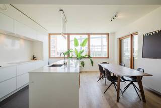EMPLACEMENT<br /><br />Cet appartement de 3 chambres, prêt à emménager, bénéficie d'un emplacement de choix, à deux pas du centre de Gand.<br />Il est situé au premier étage de l'immeuble KRONO, qui fait partie du nouveau quartier « Tondeliersite ».<br />C'est un quartier qui répond à tous les besoins : le centre de Gand, les transports en commun, les écoles, divers commerces, l'hôpital AZ St Lucas et Dok-Noord sont accessibles à vélo ou à pied. <br /><br />AGENCEMENT<br /><br />Cet appartement (150 m²) dispose de 3 chambres et d’une terrasse de 62 m², répartie sur 3 terrasses.<br />Depuis le hall d'entrée avec toilettes, vous accédez au salon lumineux ; la cuisine entièrement équipée avec des appareils Miele et Liebherr offre une vue sur les gazomètres historiques et donne sur une terrasse où vous profiterez du soleil du matin. Les grandes baies vitrées laissent entrer une lumière abondante et offrent une vue imprenable.<br />L'appartement comprend également 3 chambres, des toilettes séparées, une salle de bains spacieuse avec baignoire et double lavabo, une salle d'eau avec lavabo et une buanderie.<br /><br />Au sous-sol, vous trouverez 4 emplacements à vélos privés, un débarras et une place de parking dont l'achat est obligatoire au prix de 35 000 euros.<br /><br />L'appartement bénéficie d'un certificat PEB avantageux (34 kWh/m²/an), notamment grâce au chauffage par réseau de chaleur.<br /><br />ATTOUTS<br />- EMPLACEMENT<br />- PRÊT À EMménager<br />- APPARTEMENT SPACIEUX + GRANDES TERRASSES<br />- PEB A<br /><br />Contactez Arthur pour plus d'informations au 0473 90 90 94