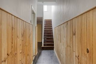 Ontdek deze charmante woning in het hart van Kortrijk, perfect geschikt voor een groot gezin met zijn vijf ruime slaapkamers. De setup biedt een warme en uitnodigende sfeer vanaf het moment dat u binnenstapt in de sfeervolle hal met een aparte leefruimte. Verder is er een handige badkamer op het gelijkvloers en toegang naar de praktische kelder. Achterliggend vind je de zeer ruime en 'licht' overladen leefruimte met eetplaats en open keuken van waaruit je zicht heb op het terras met tuin. Op de eerste en tweede verdieping zijn er telkens 2 ruime slaapkamers te vinden. De zolder is afgewerkt als slaapkamer met aparte badkamer. Buiten vindt u een knusse tuin, perfect voor zomerse barbecues of ontspannende momenten. Deze achtertuin biedt tal van mogelijkheden voor groenliefhebbers of al wie wil genieten van een kalme buitenomgeving midden in de stad. Kortom, deze woning is een unieke kans voor wie op zoek is naar ruimte, comfort en een authentieke woonbeleving in Kortrijk. Wens je meer informatie of een bezoek? Contacteer Stein via stein@immovercoutere.be of 0468 41 38 48