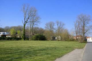 In de Eugène De Grootelaan in Houthulst bieden wij twee mooie bouwgronden aan (lot 1 - 678 m² en lot 2 - 692 m²) voor open bebouwing. Deze percelen vormen de ideale basis voor wie wil bouwen op maat en dat op een rustige locatie met voldoende ruimte en privacy. Of je nu kiest voor een moderne nieuwbouw, een landelijke architectuur of een tijdloze, strakke woning: wij begeleiden je nieuwbouw van idee tot de afwerking.<br /><br />Bouwkost vanaf 1.900€ per vierkante meter incl. architect excl. btw.<br /><em>De foto's van het huis zijn als referentie, want met All-Bouw bouw jij jouw droomwoning helemaal op maat.</em>