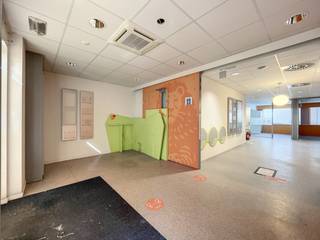 Dit voormalig bankkantoor is ideaal geschikt als bureel- of kantoorruimte, praktijk, vrij beroep, ...<br />De bruikbare 135m² is verdeeld in compartimenten met burelen, berging, keuken, sanitair, ...<br />Prima gelegen langs drukke invalsweg tussen meerdere handelszaken en met parkeermogelijkheden voor de deur.<br />Het pand is onmiddellijk beschikbaar.