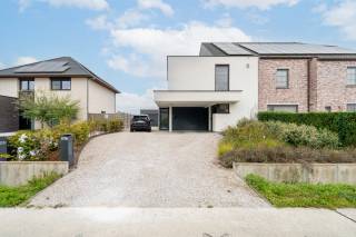 Ben jij op zoek naar een instapklare woning met 4 slaapkamers en een grote tuin in een rustige straat vlakbij het landelijke Mullem en het centrum van Oudenaarde? Gevonden!<br /><br />De rustige maar toch vlot bereikbare ligging, de hoogwaardige afwerking, de camera's en het alarm, de grote tuin, het energiezuinige karakter en de praktische koelcel zijn maar enkele van de vele troeven die we hier terugvinden!<br /><br />INDELING:<br /><br />GLV: Je kan de woning binnenkomen via de voordeur of via de handige (fiets)berging vooraan. Van hieruit kom je terecht in de inkomhal met gastentoilet. Vervolgens kom je in de mooie en lichtrijke open leefruimte die naadloos overloopt in de prachtig afgewerkte keuken. Een bijzondere extra troef is de praktische koelcel, ideaal voor wie graag wat extra voorraad in huis heeft. Verder beschikt het gelijkvloers nog over een handige berging.<br /><br />1eV: Op het eerste verdiep kom je boven in de ruime nachthal. Van hieruit heb je toegang tot drie slaapkamers, een apart toilet, een praktische bergruimte en de ruime badkamer. Deze is uitgerust met een inloopdouche, ligbad en een mooi badkamermeubel.<br /><br />2eV: Op het tweede verdiep bevindt zich de grote vierde slaapkamer. Deze ruimte biedt bovendien heel wat mogelijkheden en kan eveneens gebruikt worden als hobbyruimte, bureau of extra bergruimte.<br /><br />TUIN: Achter de woning bevindt zich een grote tuin waar je in alle rust kan genieten van de buitenruimte.<br /><br />Lijkt deze instapklare woning wel iets voor jou? Aarzel dan zeker niet en contacteer ons vandaag nog om een bezoek in te plannen!