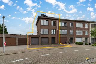 <p><span>Ruime woning (179m²) met 5 slaapkamers, 2 badkamers, dubbele garage en tuin in Kapellen.</span></p><p><span> </span></p><p><span>Dankzij de gunstige ligging nabij het dorpscentrum zijn er tal van winkels en horeca-aangelegenheden te vinden in de nabije omgeving. Het openbaar vervoer is goed vertegenwoordigd en het station van Kapellen is gemakkelijk te voet of met de fiets bereikbaar. Verder profiteer je hier van een vlotte verbinding tot de A12. </span></p><p><span> </span></p><p><span>De halfopen bebouwing is op te frissen, maar biedt tal van mogelijkheden dankzij de gunstige indeling en de grote beschikbare oppervlakte. Het dak is voorzien van zonnepanelen en de ramen beschikken over rolluiken. </span></p><p><span> </span></p><p><span>Je komt binnen in de ruime inkom-/traphal. Links heb je toegang tot de dubbele garage, goed voor een totale oppervlakte van 34 m². Ook zijn er op het gelijkvloers een kamer van 10 m², een eerste badkamer (4 m²) en apart gastentoilet te vinden. De noord-oost-georiënteerde tuin is 190 m² groot. </span></p><p><span> </span></p><p><span>Op de eerste etage situeert zich de woonkamer (28 m²) met achteraan aangrenzend de aparte keuken (6 m²) met basisuitrusting. Ook is er nog een (slaap)kamer van 8 m² te vinden aan de voorzijde. De bovenverdieping herbergt de overige slaapkamers van 7 m², 11 m² en 17 m² en de tweede badkamer (4 m²) met lavabo, douchecabine en toilet.</span></p><p><span> </span></p><p><span>Ben je op zoek naar een ruime woning met veel mogelijkheden? Mis deze kans niet! Bewoonbare opp. 179m² ref.: bruto vloeropp. Voor meer info of een gratis schatting surf naar www.hansimmo.be</span></p><p><span> </span></p>